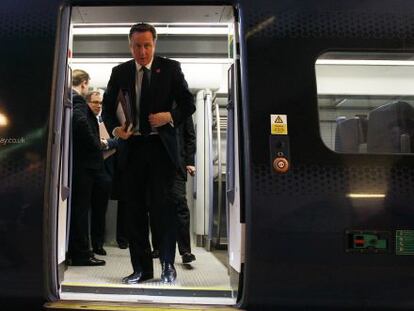 David Cameron sale del metro para ir a una reuni&oacute;n de su Gabinete.