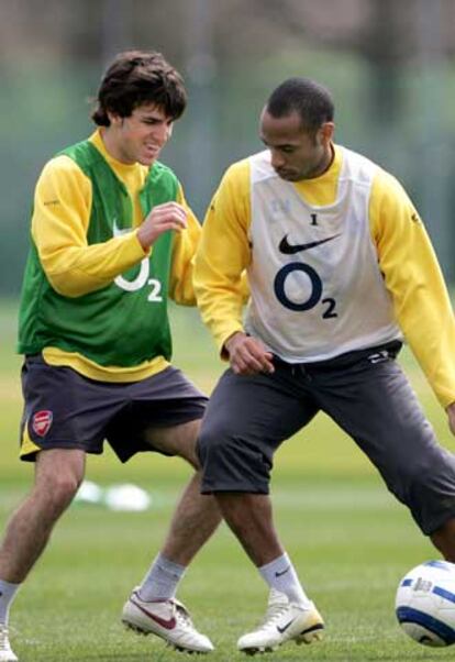 Cesc y Henry, durante el entrenamiento de ayer del Arsenal.