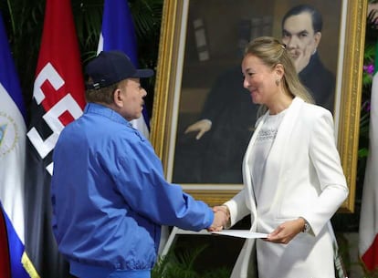 El presidente de Nicaragua, Daniel Ortega, saluda a la nueva embajadora de España en Nicaragua Pilar María Terrén Lalana