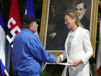 El presidente de Nicaragua, Daniel Ortega, saluda a la nueva embajadora de España en Nicaragua Pilar María Terrén Lalana.