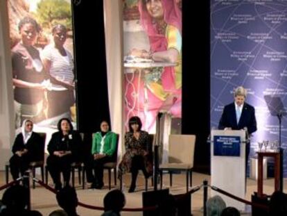 John Kerry y Michelle Obama con las nueve mujeres premiadas por el Departamento de Estado.