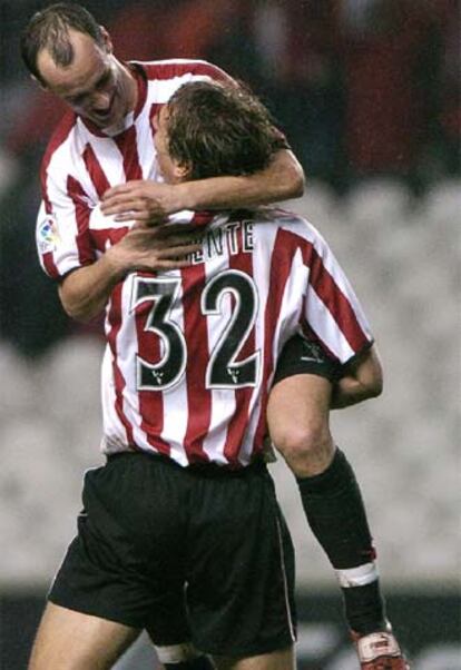 Etxeberria abraza a Llorente tras marcar uno de sus tres goles.