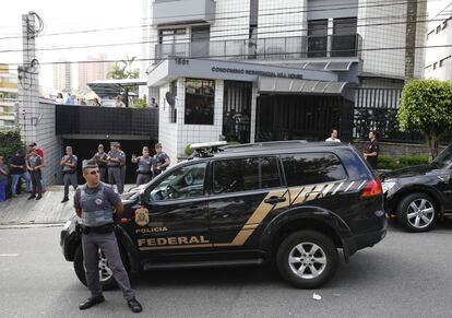 Federal officers outside the residence building of Brazil's former President Luiz Inacio Lula da Silva.
