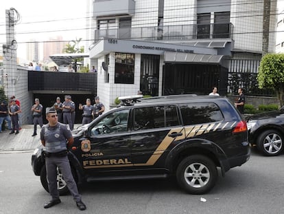 Federal officers outside the residence building of Brazil&#039;s former President Luiz Inacio Lula da Silva.