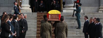 El féretro con los restos mortales de Adolfo Suárez a su llegada a la escalinata del Congreso de los Diputados, en presencia de los expresidentes del Gobierno.