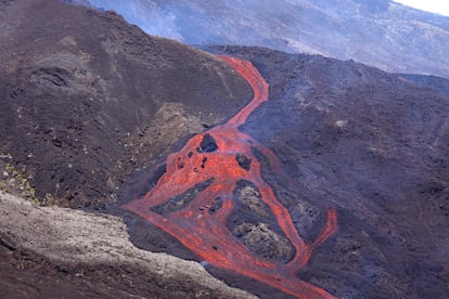 Lava escorre durante uma erupção do vulcão Piton de Fournaise, na ilha francesa de Reunião, no Índico. 