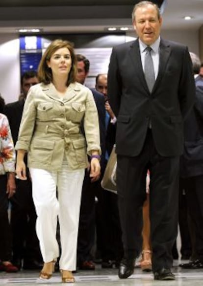 La vicepresidenta del Gobierno, Soraya Sáenz de Santamaría (izquierda), junto al presidente de la Confederación Española de Pequeña y Mediana Empresa (Cepyme), Jesús Terciado (derecha), durante la clausura de la Asamblea General de CEPYME 2013, celebrada ayer martes, 2 de julio.