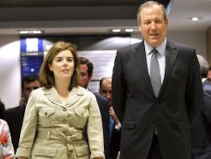 La vicepresidenta del Gobierno, Soraya S&aacute;enz de Santamar&iacute;a (izquierda), junto al presidente de la Confederaci&oacute;n Espa&ntilde;ola de Peque&ntilde;a y Mediana Empresa (Cepyme), Jes&uacute;s Terciado (derecha), durante la clausura de la Asamblea General de CEPYME 2013, celebrada ayer martes, 2 de julio. 