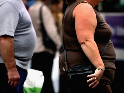 Una mujer pasea por la calle.