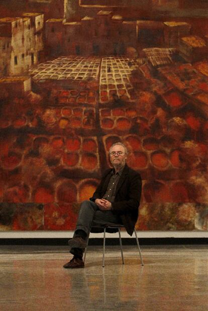 Paco Broca, ayer ante su obra <i>El gran tintorero</i> (2007) en la sala Santa Inés de Sevilla.