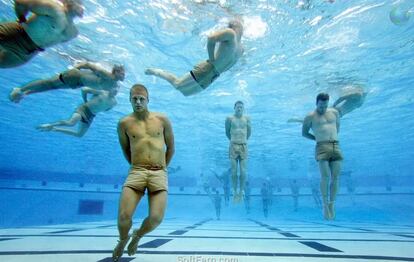 Nadadores de combate Navy Seals en sesión de entrenamiento.