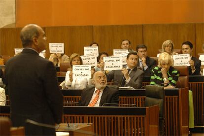 Los diputados del PP muestran carteles alusivos a Manuel Chaves (a la izquierda), durante la sesin de control.