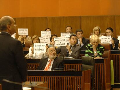 Los diputados del PP muestran carteles alusivos a Manuel Chaves (a la izquierda), durante la sesión de control.