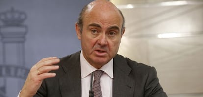 El ministro de Econom&iacute;a y Competitividad, Luis de Guindos, durante la rueda de prensa posterior a la reuni&oacute;n hoy del Consejo de Ministros.