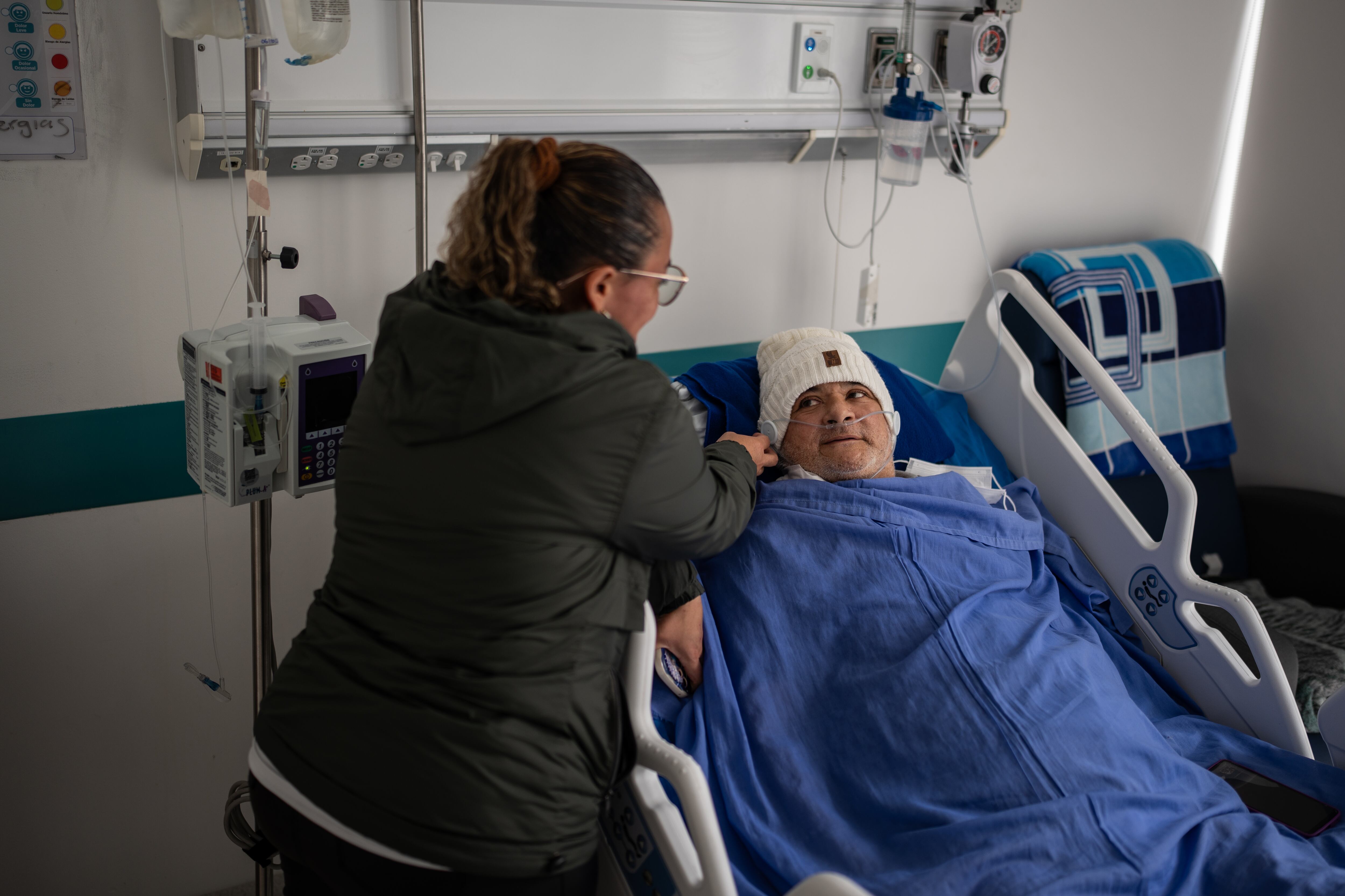 Sandra Duque acompaña a su hermano César Augusto Duque, en el Hospital de Bosa.