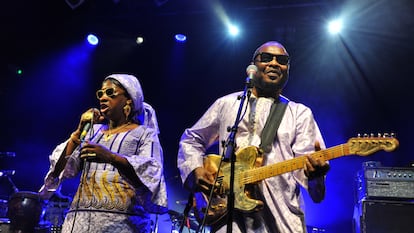 Mariam Doumbia y Amadou Bagayoko actúan en el escenario de KOKO el 24 de mayo de 2017 en Londres, Inglaterra.