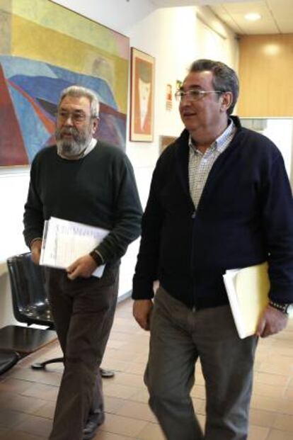 El secretario general de UGT, Cándido Méndez (i) y el secretario de Acción Sindical, Toni Ferrer, a su llegada a la rueda de prensa que ofrecieron hoy en Madrid para valorar el primer año en funcionamiento de la nueva reforma laboral.