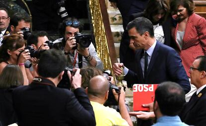 Pedro Sánchez abandona el hemiciclo del Congreso tras la votación.