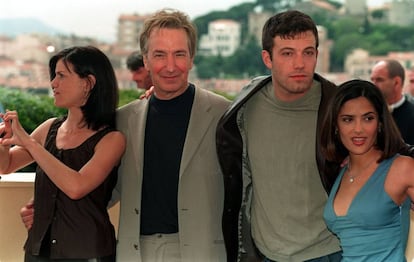 Linda Fiorentino, Alan Rickman, Ben Affleck y Salma Hayek durante un acto de promoción de 'Dogma' en el festival de Cannes en 1999.