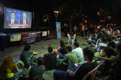 Jóvenes turcos observan el debate en una pantalla gigante colocada en un parque de Estambul. 