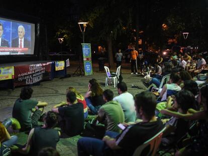 Jóvenes turcos observan el debate en una pantalla gigante colocada en un parque de Estambul. 