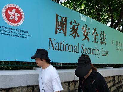 Decenas de activistas por la democracia han sido arrestados en Hong Kong en aplicación de la nueva ley de seguridad nacional.