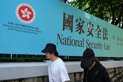 Decenas de activistas por la democracia han sido arrestados en Hong Kong en aplicación de la nueva ley de seguridad nacional.