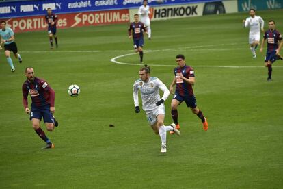 Gareth Bale durante una jugada contra los jugadores del Eibar.