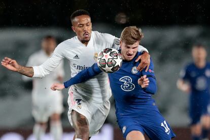 Militão pugna por un balón con Werner durante el Real Madrid-Chelsea de la ida de la semifinales de la Champions.