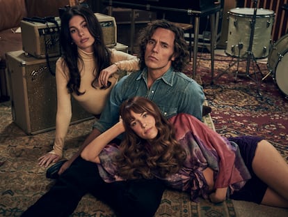 Camila Morrone es Camila Dunne; Sam Claflin es Billy Dunne y Riley Keough es Daisy Jones en la serie 'Todos quieren a Daisy Jones', inspirada en la banda Fleetwood Mac.