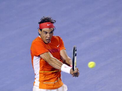 Nadal saca ayer ante Kohlschreiber.