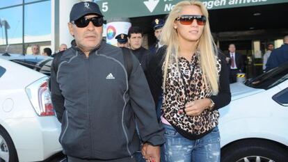 Maradona y su novia, a su llegada a Mil&aacute;n.