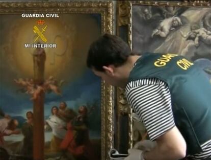 Imagen capturada de la Guardia Civil, cuando el 'greco' y el 'goya' fueron recuperados en 2011.