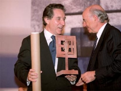 Francisco González (a la derecha), al entregar el premio a Iñaki Gabilondo.