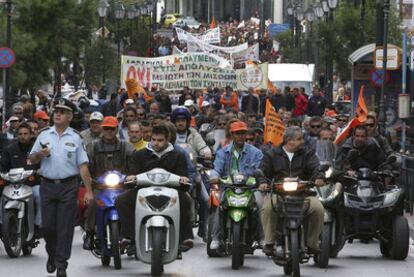 Manifestación de funcionarios contra las medidas del Gobierno, ayer en Atenas.