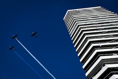 Vista de los aviones desplegados durante el aniversario de Independencia. 