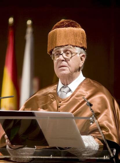 Martín Chirino durante la ceremonia en la que ha sido nombrado doctor honoris causa por la Universidad de Las Palmas