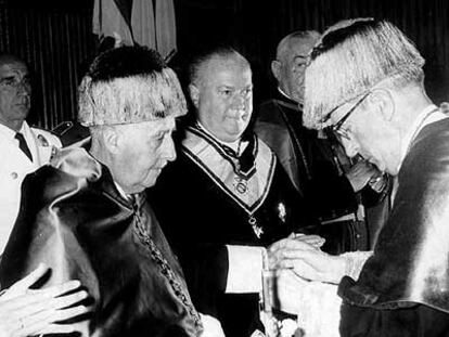 Francisco Franco, a la izquierda, al ser investido doctor <i>honoris causa,</i> <b>en julio de 1965.</b>