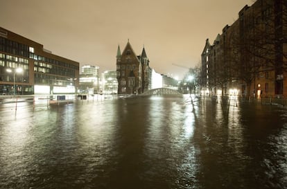 Vista de una zona de Hamburgo (Alemania) a primeras horas de la mañana hoy, viernes 6 de diciembre de 2013. Los vientos huracanados, tras pasar por el Reino Unido, han azotado el norte de Alemania, con velocidades de hasta 170 kilómetros por hora, paralizando el tráfico en parte del país pero dejando daños menores que lo que se había temido.