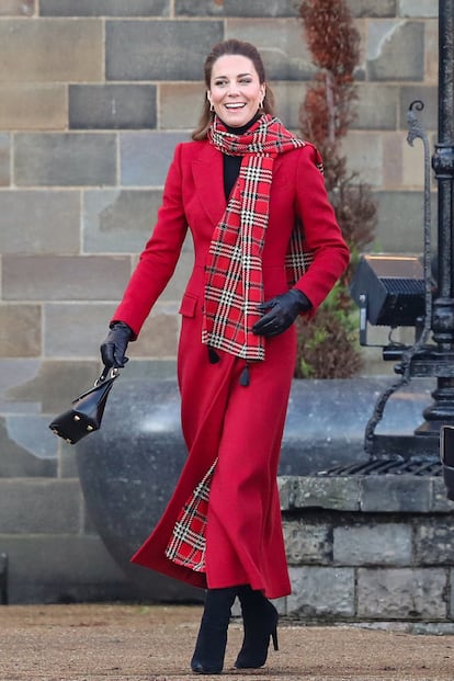 En su visita a Cardiff, Middleton optó por reciclar un abrigo rojo de Alexander McQueen.