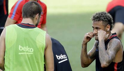 Piqué e Neymar brincam durante treino do Barça, nos EUA.