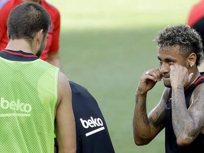 Piqué e Neymar brincam durante treino do Barça, nos EUA.