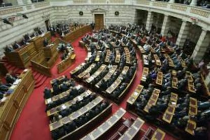 El primer ministro griego, Antonis Samaras, habla al pleno del Parlamento en la jornada de votación de los presupuestos de 2013.