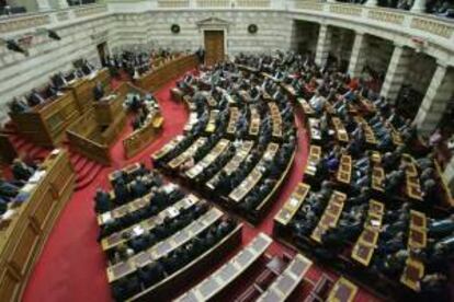 El primer ministro griego, Antonis Samaras, habla al pleno del Parlamento en la jornada de votación de los presupuestos de 2013.