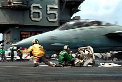 Varios militares estadounidenses hacen preparativos a bordo del portaaviones 'Enterprise'.