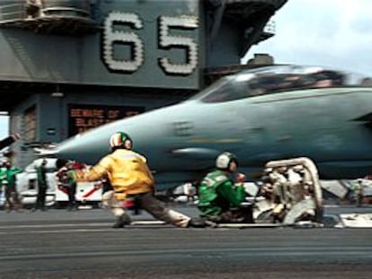 Varios militares estadounidenses hacen preparativos a bordo del portaaviones 'Enterprise'.