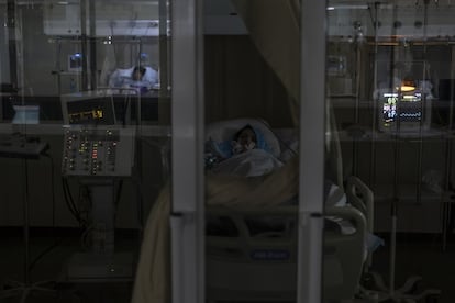 Varios pacientes, en el interior de la Unidad de Cuidados Intensivos del Hospital Universitario Rafik Hariri. La prioridad son los quirófanos y estas UCI, que permanecen conectadas de manera permanente a los generadores auxiliares.