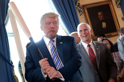 O vice-presidente Mike Pence sorri enquanto o presidente Donald Trump segura um bastão de beisebol durante uma mostra de produtos 'Made in America' na Casa Branca, em 17 de julho de 2017.