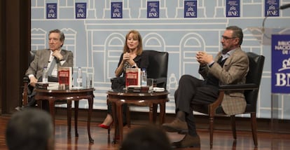 Gloria Lomana, durante la presentación de su novela, acompañada por Iñaki Gabilondo y Carlos Herrera.
