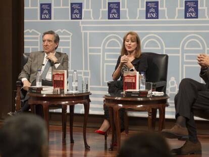 Gloria Lomana, durante la presentaci&oacute;n de su novela, acompa&ntilde;ada por I&ntilde;aki Gabilondo y Carlos Herrera.